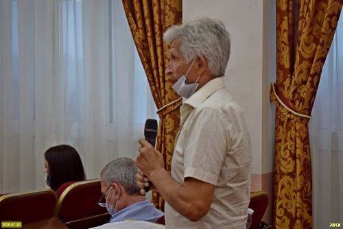 На совещании выступает эколог Станислав Ермолаев