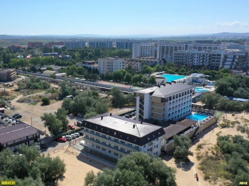 Застройка проезда Золотистый началась с отеля "Ла Мелия", который принадлежит депутату Юрию Акопяну