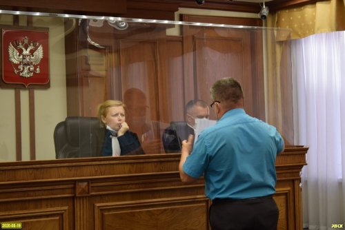 Алексей Айвазов показывает суду фотографии со строительства ЖК "Курортный берег"