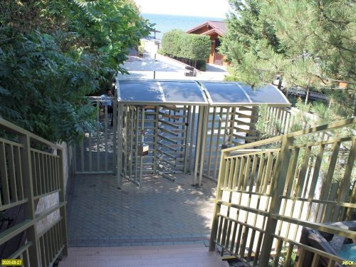 На входах в пляж-отель "Золотая бухта" в Анапе установлены турникеты. Вход возможен полько за плату