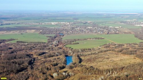 Пруды: 3-я плотина, 2-я плотина (заболочен) и 1-я плотина; далее - посёлок Октябрьский