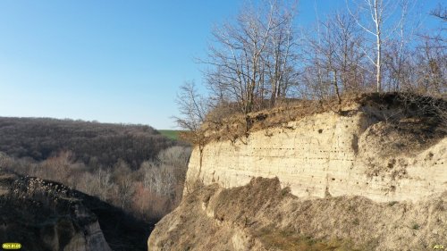 Живописные "скалы" бывшего карьера по добыче ракушечника 