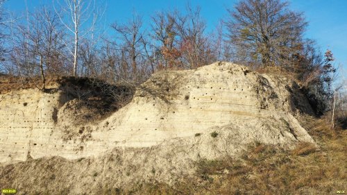 Живописные "скалы" бывшего карьера по добыче ракушечника 