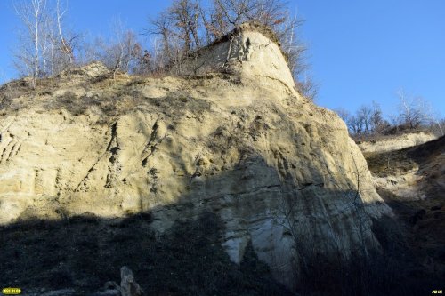 Величественная "гора" из ракушечника в бывшем карьере (Северский район)