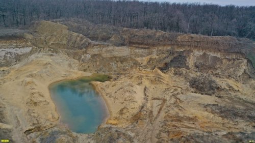В закрытом карьере Световского месторождения песков образовалось красивое озеро