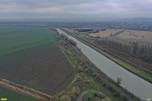 Обрабатываемое поле и протока на месте осушенного лимана Куркуй, станица Варениковская