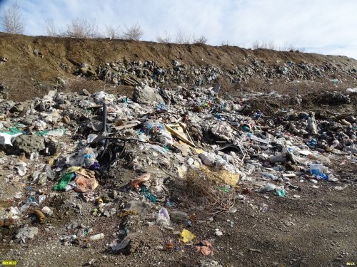 На официально закрытую гулькевичскую свалку ТКО продолжают завозить мусор