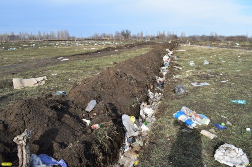 Мусор с Тбилисской свалки разлетается далеко по окрестностям