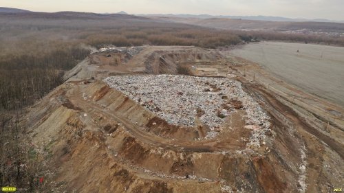 Абинская свалка ТБО: территорию благополучно "делят" промышленные (на дальнем плане) и бытовые отходы