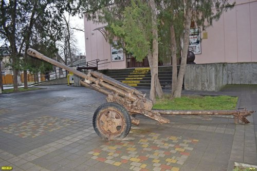 Орудия времён русско-турецкой войны рядом с Краеведческим музеем в сквере им.Гудовича