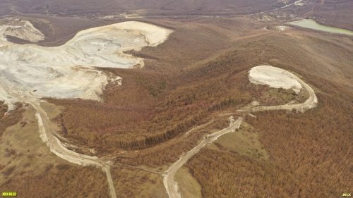 Два цементных карьера и просека под строящуюся между ними дорогу