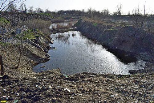 Часть бывшего карьера возле реки Белой превратилась в пруд