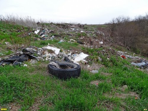 Земля под бывшей свалкой по-прежнему завалена мусором (Теучежский район Адыгеи)