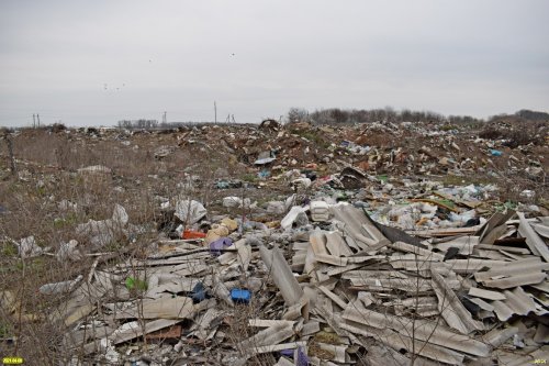 Промышленные, строительные и другие виды отходов на незаконной свалке в Калининском районе