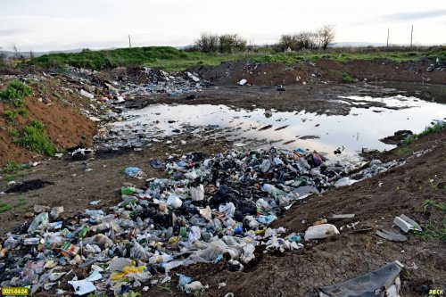 Холмская (Абинский район). Часть незаконной свалки отходов залита водой