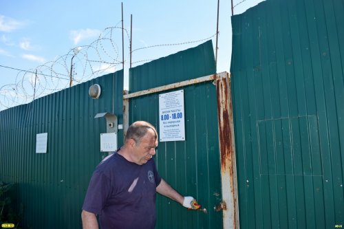 Неприветливый охранник завода по сжиганию медицинских отходов в посёлке Энем (Тахтамукайкий район Адыгеи)