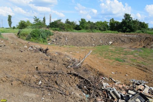 Мусор на закрытую и "рекультивированную" свалку в Холмском продолжают нелегально завозить