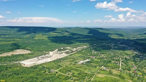 Рядом со станицей Дербентской - завод по производству щебня и один из отвалов расположенного далее известнякового карьера