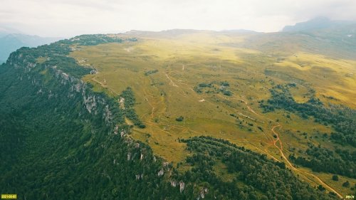 Следы деятельности человека на плато Лагонаки пока минимально нарушают первозданные ландшафты