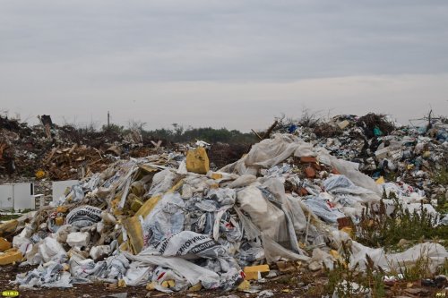 На Кореновскую свалку продолжают незаконно свозить строительные, бытовые и другие отходы со всего района