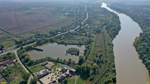 Зелёная зона в ст.Чебургольской (6) между дамбой на берегу реки Протока и прудом