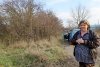 Возле зелёной зоны в п.Новопетровский (6) местная жительница рассказывает о проблемах посёлка