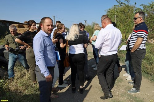 Участники совещания возле перспективной зелёной зоны в ст.Переясловская (4)