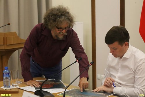 Заместитель Губернатора края Лузинов Р.С и координатор ЭВСК Рудомаха А.В. уточняют по картам границы и расположение будущей ООПТ