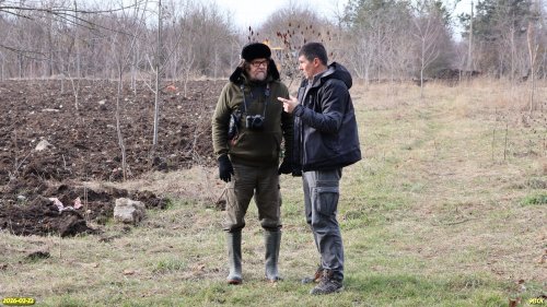 Координатор ЭВСК А.Рудомаха и местный активист В.Егупец в перспективной ООПТ Учхозовский народный парк