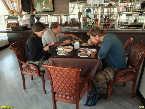 Участники выезда обедают в столовой (г.Туапсе)