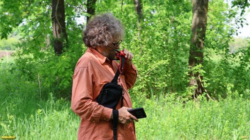 Координатор ЭВСК А.Рудомаха руководит перемещением участников выезда на маршруте в перспективной ООПТ Динской лесопарк 
