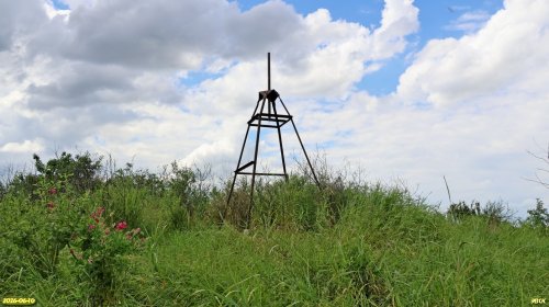 Триангуляционный знак на вершине Южно-Пятихатского кургана