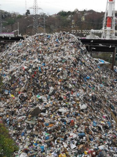 Фото горы отходов на мусороперегрузочной площадке в Сочи от 22.12.2020г.