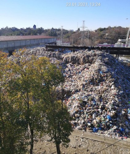 Фото горы отходов на мусороперегрузочной площадке в Сочи от 23.01.2021г.