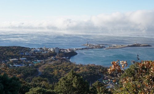 Вид на поселок Большой Утриш и прилегающую к нему морскую акваторию