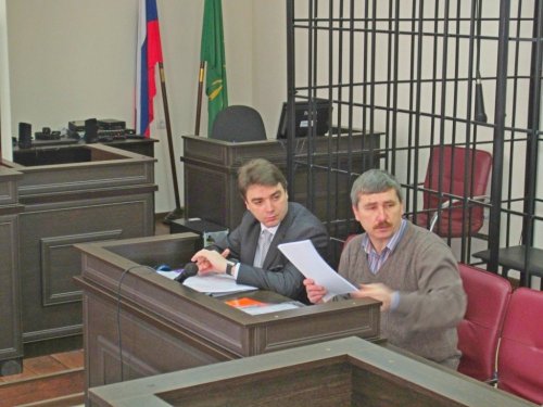 Адвокат Александр Попков (слева) и Валерий Бриних в зале суда